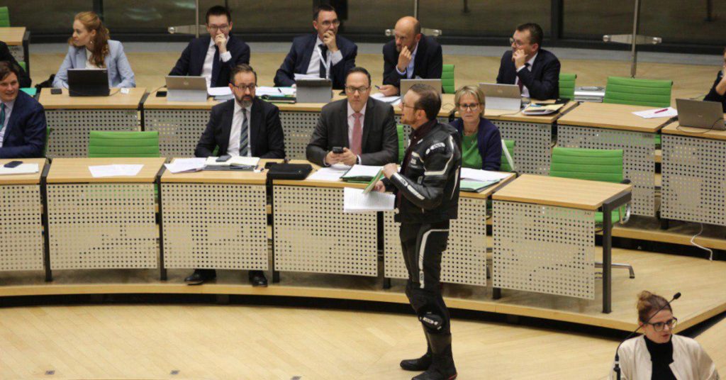 Nico Rudolph in Motorradkombi im Sächsischen Landtag