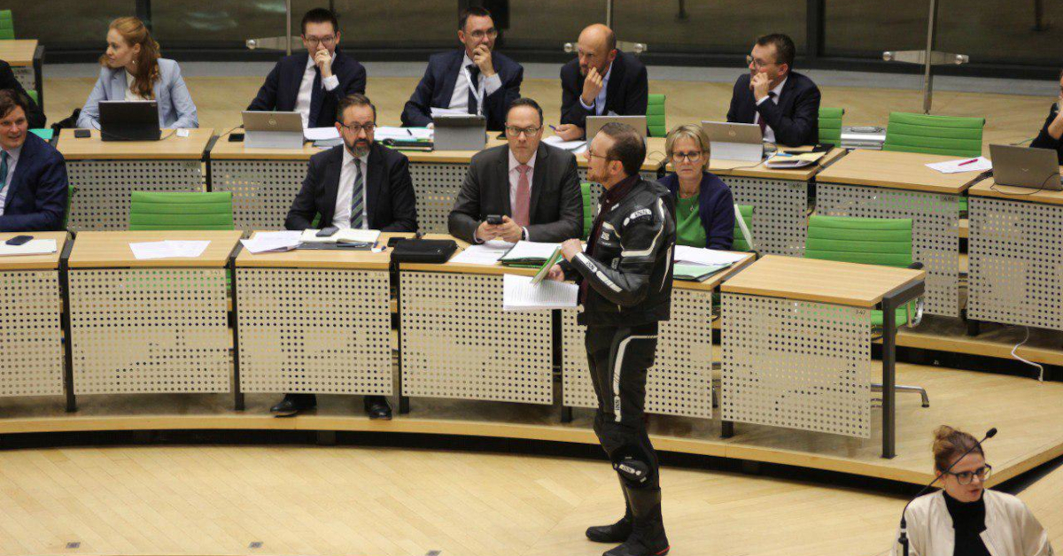 Nico Rudolph in Motorradkombi im Sächsischen Landtag
